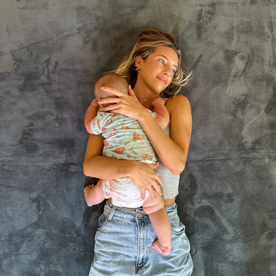 En baby med sin mor paa BabyNordic taeppet