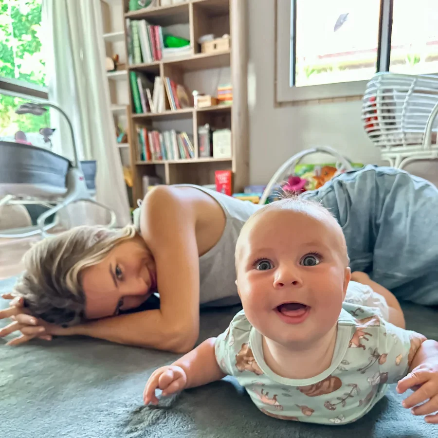 En baby paa BabyNordic taeppet med sin mor