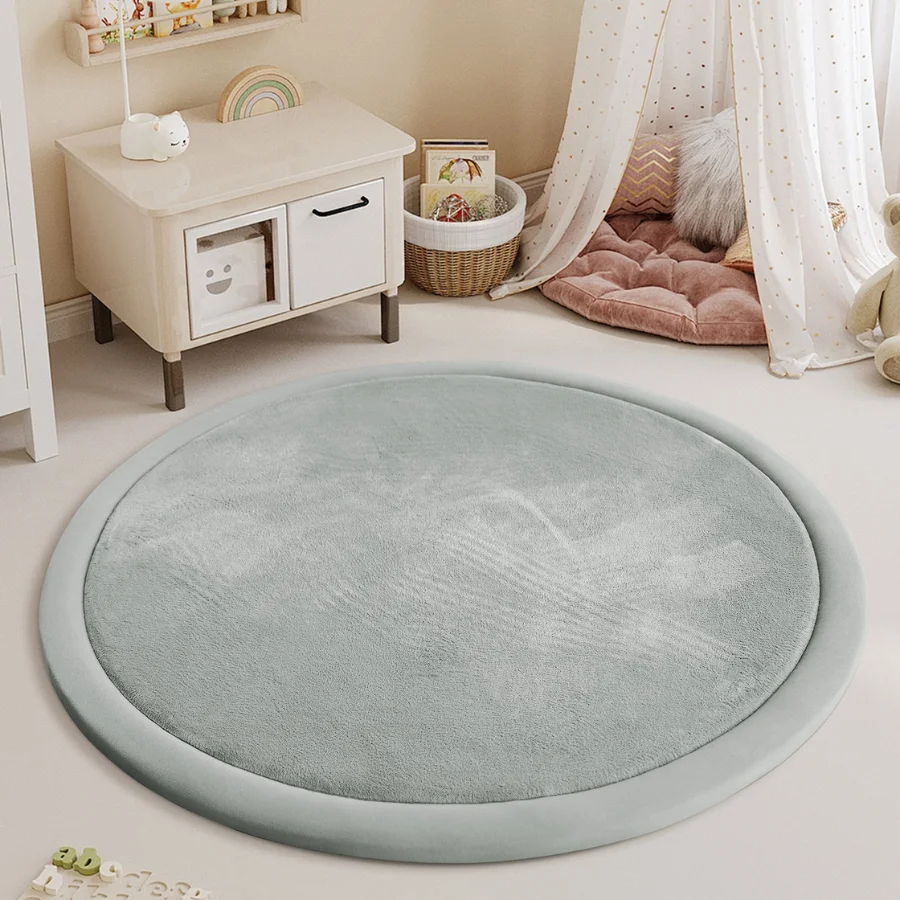 Rundt babytaeppe i lysegraa