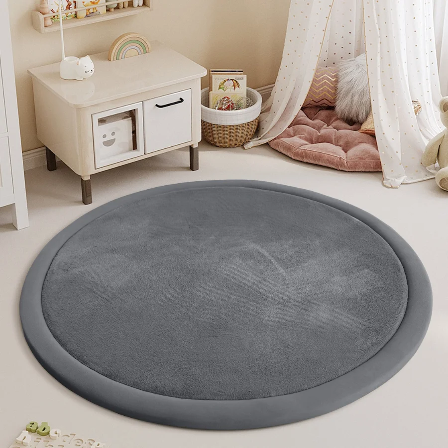 Rundt babytaeppe i moerkegraa