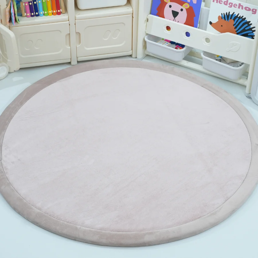 Rundt babytaeppe i blush fra BabyNordic