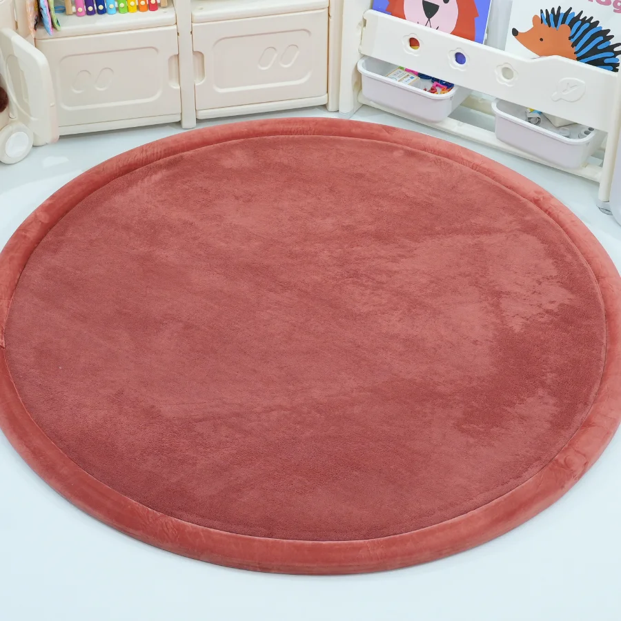 Rundt dusty rose babytaeppe fra BabyNordic